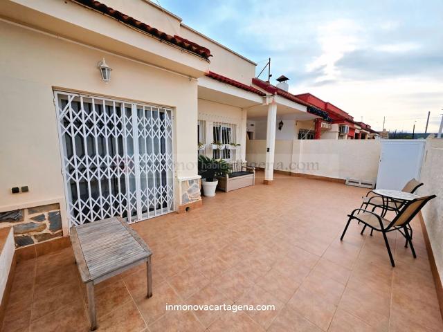 Chalet en venta en Cartagena, La Puebla. Venta de Planta Baja Reformada en Los Beatos con Parcela de 200 m² y Orientación Sur. Chalets.