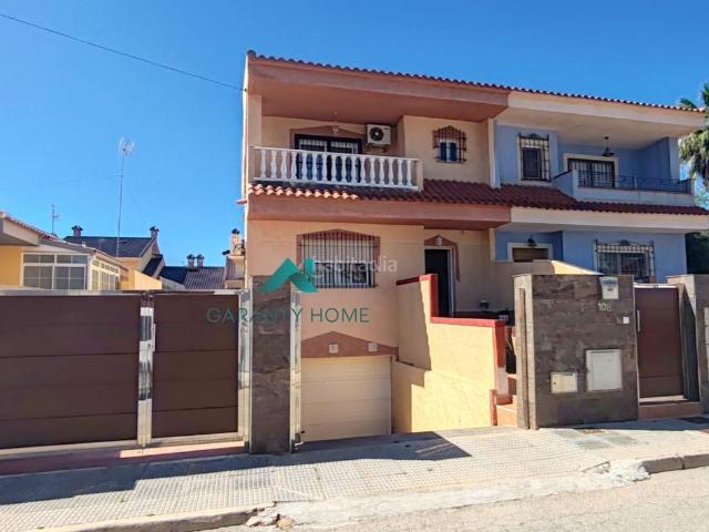 Chalet en venta en Cartagena, La Palma. Chalet pareado de 3 dormitorios con garaje, chimenea y patio en La Palma Cartagena. Chalets.