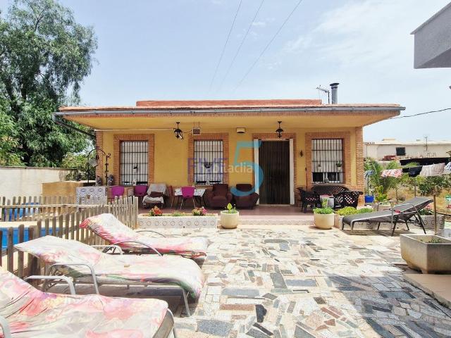 Chalet en venta en Cartagena, Los Urrutias. Descubre este chalet de 4 habitaciones en el Barrio de la Fuensanta, Alcázares Los, Murcia, que ofrece piscina privada, terrazas y. Chalets.