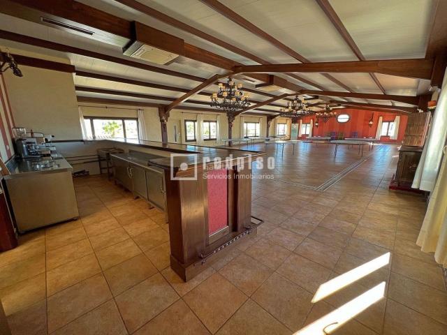 Chalet en venta en Cártama, Sexmo. CORTIJO HACIENDA RURAL CON PISCINA Y TERRAZAS PLANTACIONES PLAZA DE TOROS CUADRAS PARA CABALLOS SALÓN DE EVENTOS UBICADO EN. Chalets.