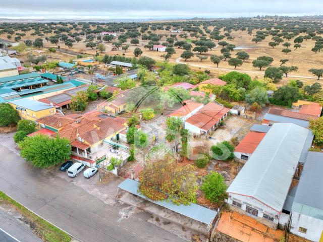 Chalet en venta en Casar de Cáceres. complejo hotelero en Casar de Cáceres. Chalets Casar de.