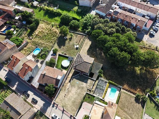 Chalet en venta en Cassà de la Selva. Casa con gran parcela y reforma estructural avanzada en Cassà de la Selva. Chalets Cassà de la.
