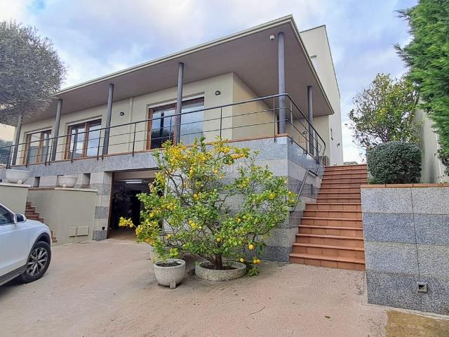 Chalet en venta en Cassà de la Selva. Majestuosa casa con 5 habitaciones, 4 baños, ascensor, ubicada en una de las mejores zonas residenciales de Cassà de la Selva. Chalets Cassà de la.