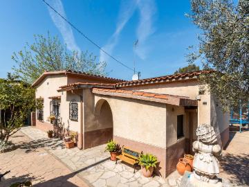 Chalet en venta en Castellbisbal. CASTELLBISBAL. CHALET A 4 VIENTOS DE 3HABS. + 1LAV. + JARDÍN + PISCINA + TERRAZA. Chalets.
