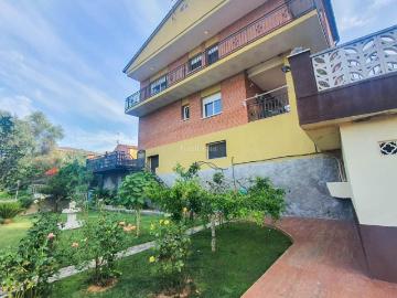 Chalet en venta en Castellbisbal. Espectacular casa con piscina en Can Santaeugini, Castellbisbal, 2 casas en 1. Chalets.