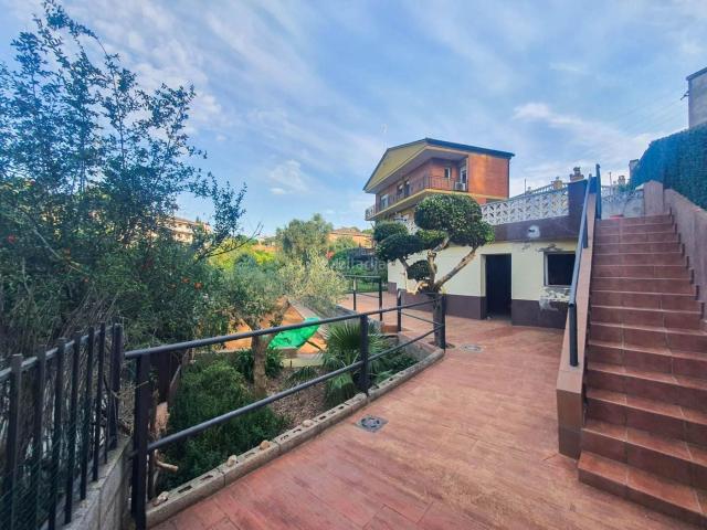 Chalet en venta en Castellbisbal. Espectacular casa con piscina en Can Santaeugini, Castellbisbal, 2 casas en 1. Chalets.