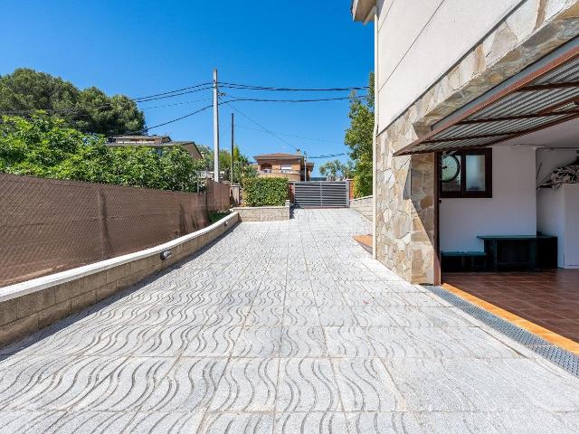 Chalet en venta en Castellbisbal. Impresionante Chalet en Castellbisbal Can Santeugeni por 628.900. Chalets.