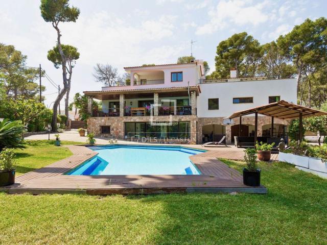 Chalet en venta en Castelldefels, Bellamar. Espectacular villa de 6 dormitorios con vistas impresionantes y mucha privacidad en venta en Bellamar, Barcelona. Chalets.