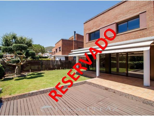 Chalet en venta en Castelldefels, Can Roca. Casa con vistas en Can Roca. Chalets.