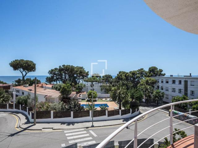 Chalet en venta en Castelldefels, El Poal. Casa mediterránea con de 5 habitaciones, terrazas 360º, vistas panoramicas y piscina en El Poal. Chalets.