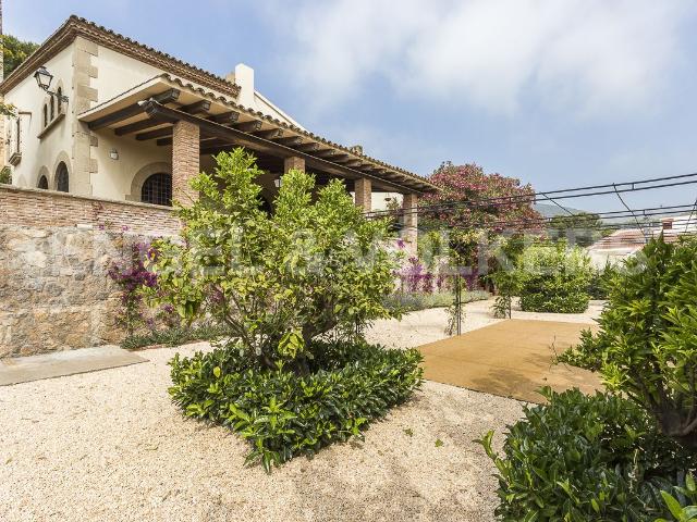 Chalet en venta en Castelldefels, Montmar. Espectacular villa con magníficas vistas Castelldefels. Chalets.