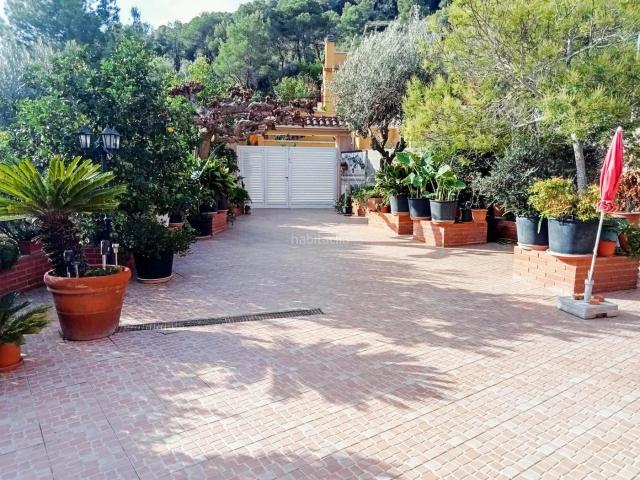 Chalet en venta en Castellet i la Gornal. CASA EN VENTA CON OCHO HABITACIONES Y PARCELA DE 926 M2 CON AMPLIO JARDIN, HUERTO, PISCINA Y AMPLIAS TERRAZAS A DIEZ MINUTOS DE LA. Chalets Castellet i la.