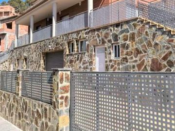 Chalet en venta en Castellet i la Gornal. Espectacular casa independiente con piscina, aerotermia y 665 m² de parcela. Chalets Castellet i la.