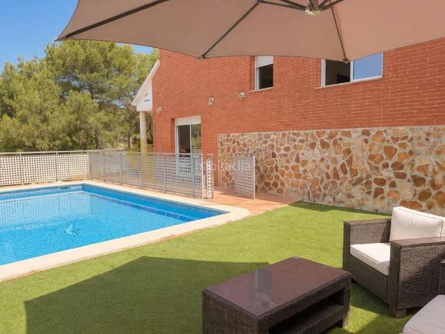 Chalet en venta en Castellet i la Gornal. Espectacular casa independiente con piscina, aerotermia y 665 m² de parcela. Chalets Castellet i la.