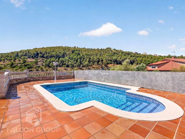 Chalet en venta en Castellet i la Gornal. Espectacular Chalet Independiente con Piscina Privada y Vistas Panorámicas. Chalets Castellet i la.