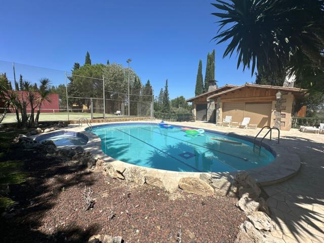 Chalet en venta en Castellví de Rosanes. Espectacular con gran parcela piscina, pista de tenis. todo lo que puedes desear. Chalets Castellví de.