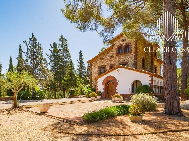 Chalet en venta en Castellví de Rosanes. EXCLUSIVA VILLA MEDITERRÁNEA DE 414 M² CON LICENCIA TURÍSTICA, MÁS DE 7.000 M² DE PARCELA PRIVADA Y ESPECTACULARES VISTAS A MONTSE. Chalets Castellví de.