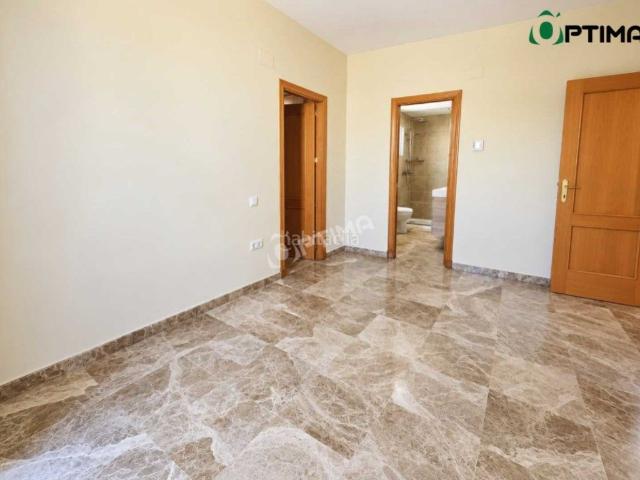 Chalet en venta en Castilleja de la Cuesta. CHALET ADOSADO EN ESQUINA JUNTO AL HOSPITAL VITHAS CASTILLEJA DE LA CUESTA. Chalets Castilleja de la.