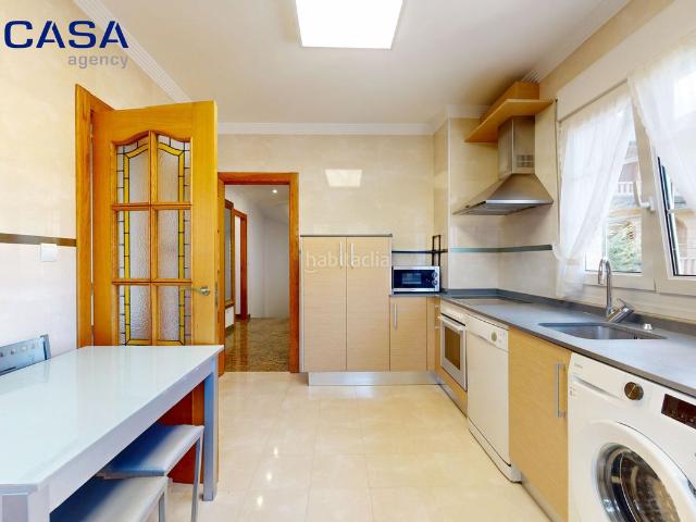 Chalet en venta en Castro Urdiales, Mioño Santullán. Villa de 437 m con 4 dormitorios y garaje en Barrio Lusa, CastroUrdiales. Chalets Castro.