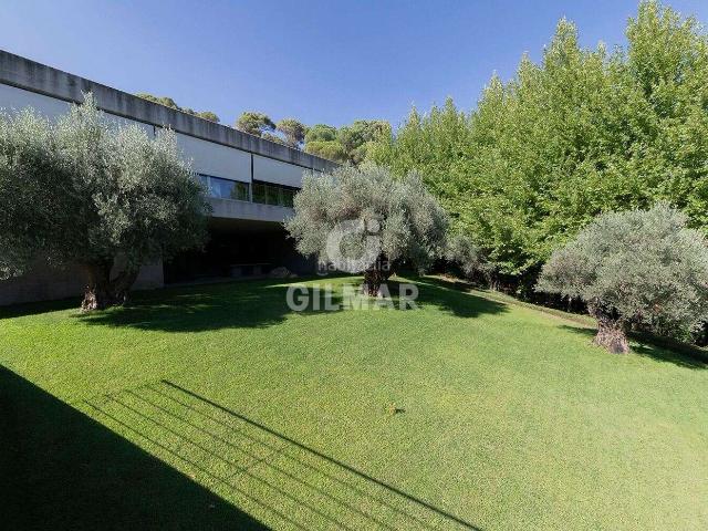 Chalet en venta en Cebreros. Descubre el epítome del lujo y la exclusividad en la majestuosa urbanización Calas del Guisado, con vistas panorámicas al sereno P. Chalets.