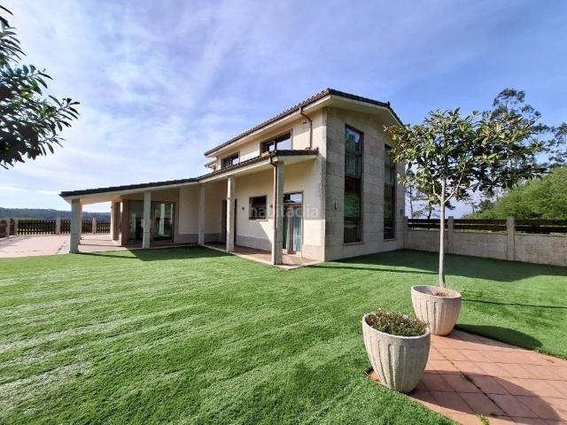 Chalet en venta en Cee. CHALET CON FINCA EN CEE. Chalets.