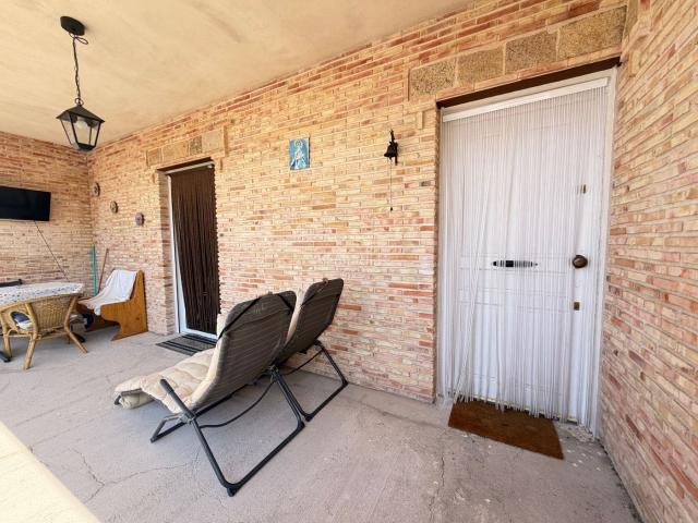 Chalet en venta en Cenicientos. SE VENDE ESTUPENDO CHALET PARA ENTRAR A VIVIR EN EL CASCO URBANO DE CENICIENTOS. Chalets.