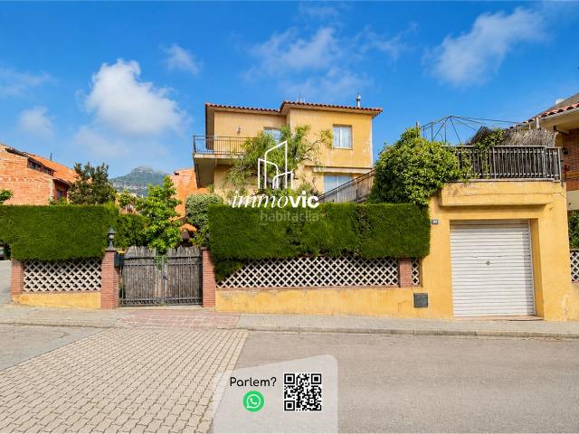 Chalet en venta en Centelles. Dues vivendes independents i espai exterior a Centelles. Chalets.