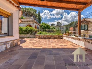 Chalet en venta en Cerdanyola del Vallès, Montflorit. Casa Aislada con 4 hab en planta. Montflorit zona plana. Chalets Cerdanyola del.