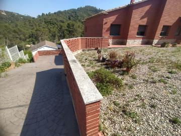 Chalet en venta en Cervelló. Casa con piscina y vistas a montaña a 14 km de Barcelona. Chalets.