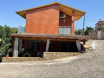 Chalet en venta en calle Orient, Cervelló, de 221 m² 4 habitaciones por 497.000
