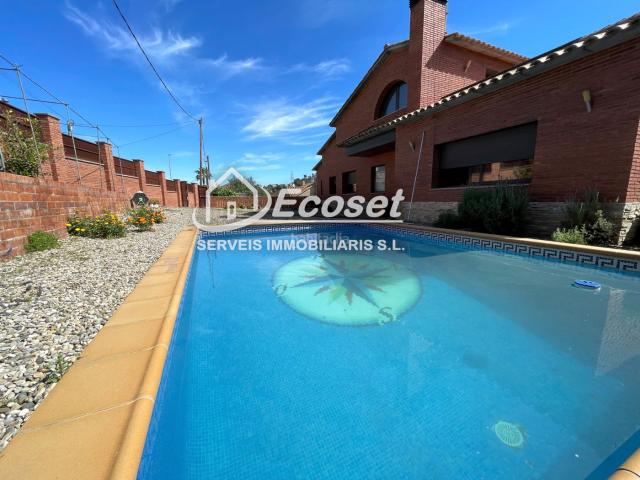 Chalet en venta en Cervelló. Exclusivo chalet con piscina y vistas a la montaña en Cervelló. Chalets.
