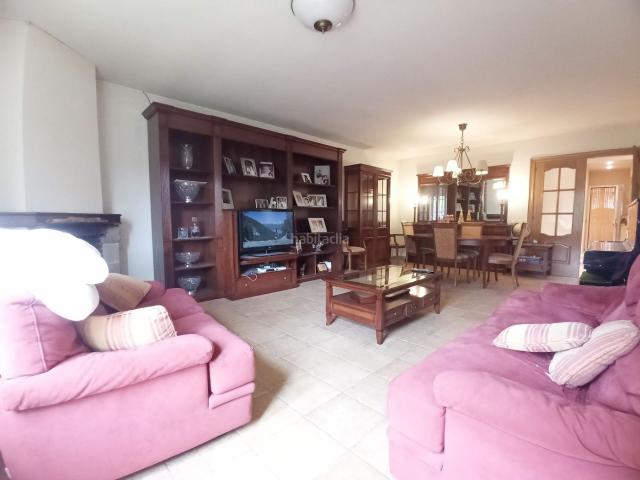 Chalet en venta en Cervià de les Garrigues. Impresionante casa individual de 250 m2 jardín privado y zona de barbacoa, bodega, y garaje para dos vehículos. Chalets Cervià de les.