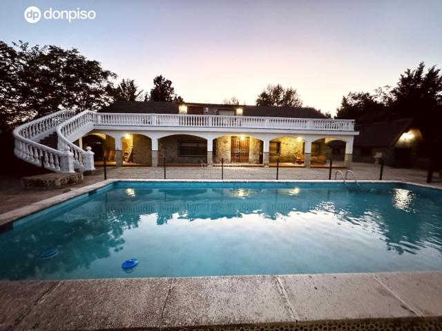 Chalet en venta en Chauchina. Exclusiva villa en Santa Fe. Chalets.