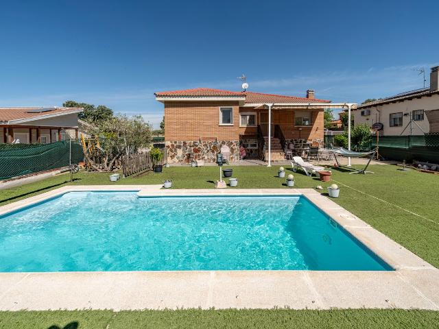 Chalet en venta en Chiloeches. Chalet independiente con piscina. Chalets.