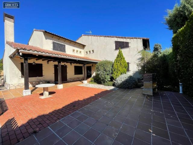 Chalet en venta en Chiloeches. INMOBILIARIA ARBETETA VENDE MAGNÍFICO CHALET DE 5 DORMITORIOS EN EL CLAVÍN, GUADALAJARA. Chalets.