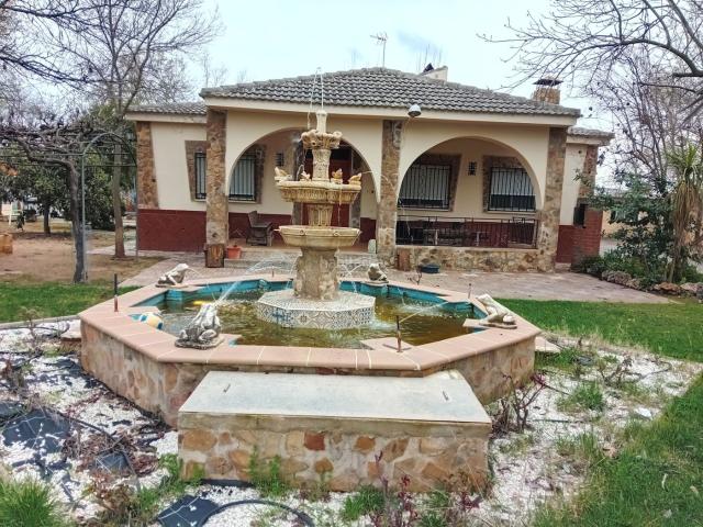 Chalet en venta en Ciudad Real, Ciudad Jardín. CHALET EN CIUDAD REAL.Dispone de 4.200m con 180m útiles. Cuenta con 5 dormitorios, todos con baño. Chalets Ciudad.