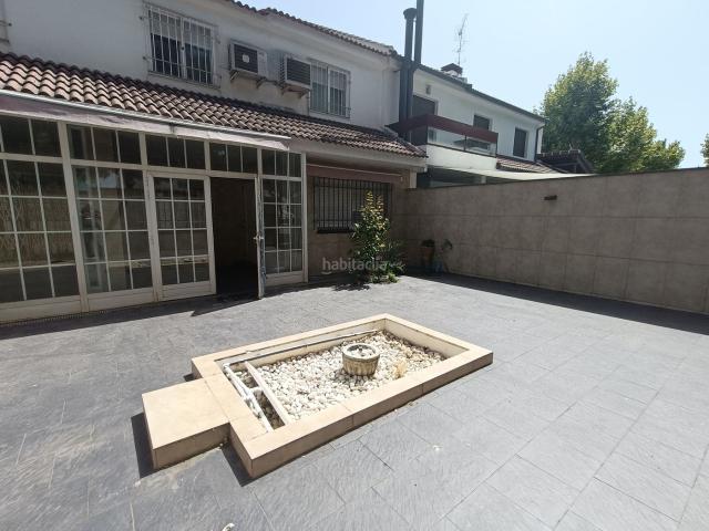 Chalet en venta en Ciudad Real, Los Rosales. Espectacular chalet adosado de 6 dormitorios, 4 baños, gran buhardilla y garaje doble. Chalets Ciudad.