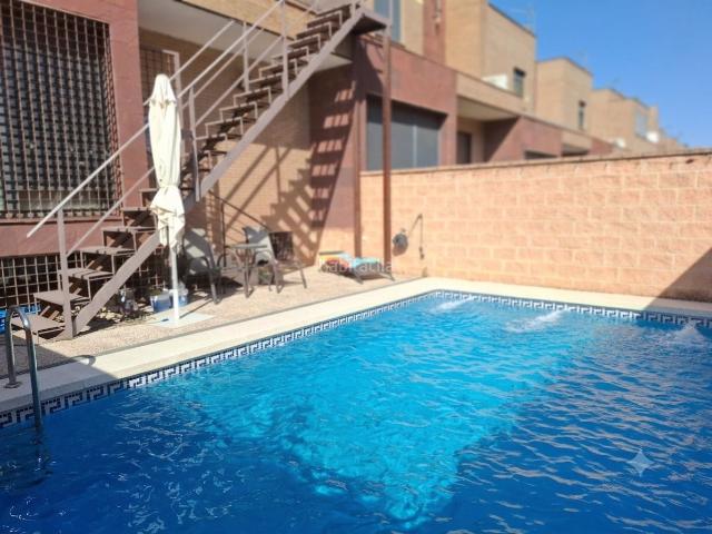 Chalet en venta en Ciudad Real, Larache. Espectacular chalet adosado de 4 dormitorios, garaje para 2 vehículos y piscina en Ciudad Real. Chalets Ciudad.