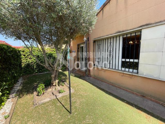 Chalet en venta en Cihuri. Chalet pareado de una planta con jardín. Chalets.