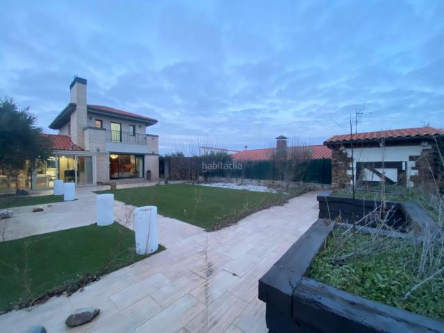 Chalet en venta en Cirueña. Chalet pareado en venta en Valdian. Chalets.