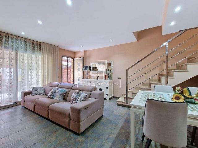 Chalet en venta en Cubelles, Les Salines Pla de Sant Pere. Tu casa a un paso del mar. Chalets.