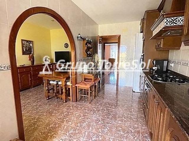 Casa en venta en Cubelles, Santa Maria l´Eixample Sud Sumella. Chalet Independiente en venta en Cubelles, con 270 m2, 4 habitaciones y 3 baños, 4 plazas de Garaje, Trastero y Calefacción Gasoil. Casas.