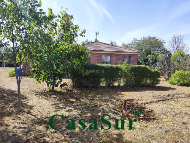 Chalet en venta en Cubillas de Santa Marta. ¡Magnífico chalet independiente seminuevo, en terreno rústico, con gran parcela privada, situado en la Urbanización Viñas Viejas!. Chalets Cubillas de Santa.