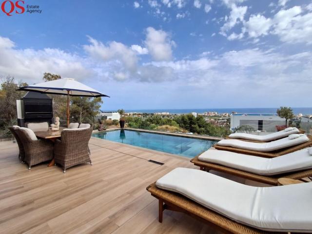Chalet en venta en Cunit, Cunit Residencial Costa Dorada. Villa contemporánea con piscina y vistas panorámicas al mar en Cunit. Chalets.