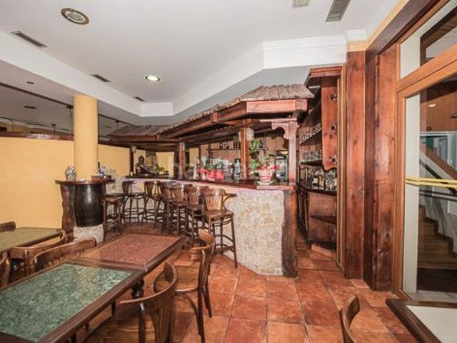 Chalet en venta en Cuntis. Hotel restaurante, 510m 2 en centro Cuntis, con licencia. Chalets.