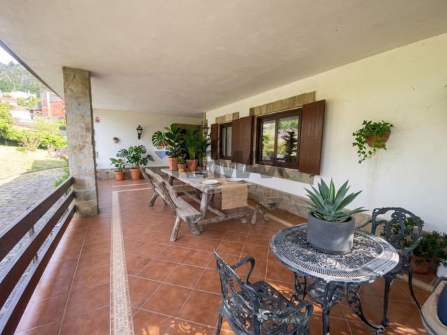 Chalet en venta en Ames, Área de Ames. Chalet con gran parcela de 2.854 m² a 15 min de Santiago: Vivir en una planta, espacio y tranquilidad en Ames. Chalets.