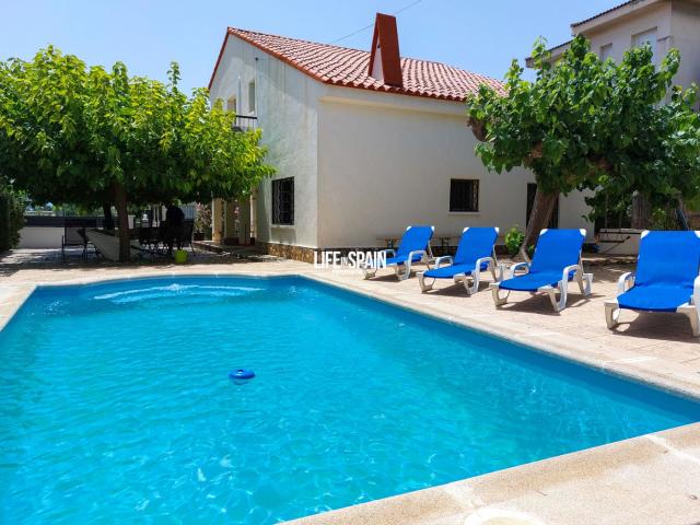 Chalet en venta en Ampolla L´ Costa Dorada. Villa con piscina, licencia turistica, agua y luz de red y pozo proprio. Chalets Ampolla.