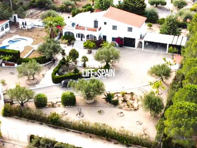 Chalet en venta en Ampolla L´ Costa Dorada. Preciosa villa con piscina a 3km de l'Ampolla. Chalets Ampolla.