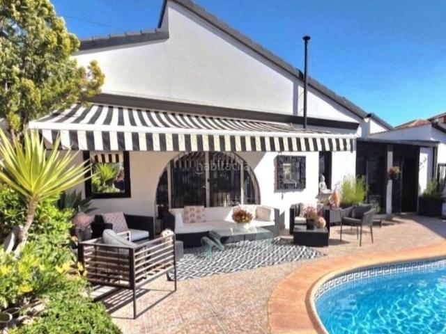 Chalet en venta en Antas. Exclusiva villa de diseño con piscina privada y amplios jardines en Antas. Chalets.
