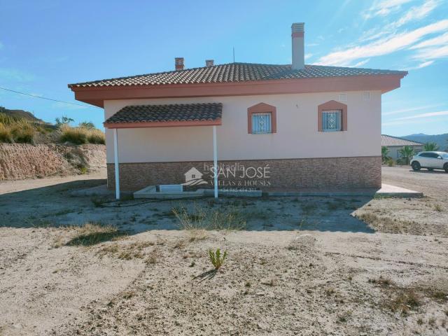 Chalet en venta en Abanilla. SE VENDE CHALET DE OBRA NUEVA AL LADO DEL PUEBLO DE MACISVENDAABANILLA. Chalets.